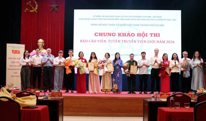 Ban tổ chức chụp ảnh lưu niệm cùng các thí sinh đạt giải. Ảnh: MP