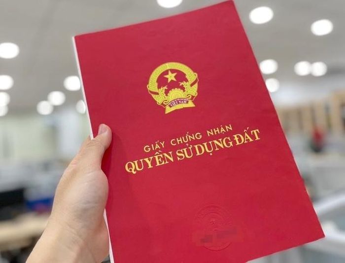 Chủ tịch UBND cấp xã có thẩm quyền cấp Giấy chứng nhận quyền sử dụng đất.