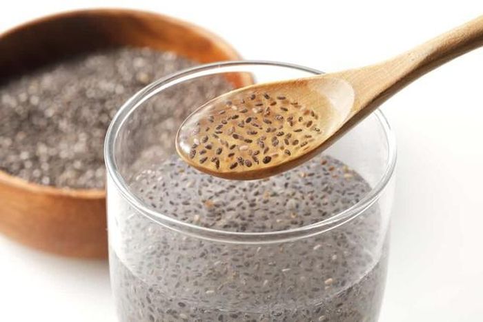 Cần ngâm hạt chia để hạt chia hấp thụ chất lỏng và nở ra.