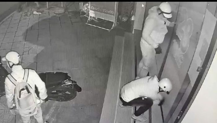 Các đối tượng sử dụng xà beng, kìm cạy phá cửa đột nhập vào trong lấy trộm tài sản. Ảnh: Công an tỉnh Tây Ninh.