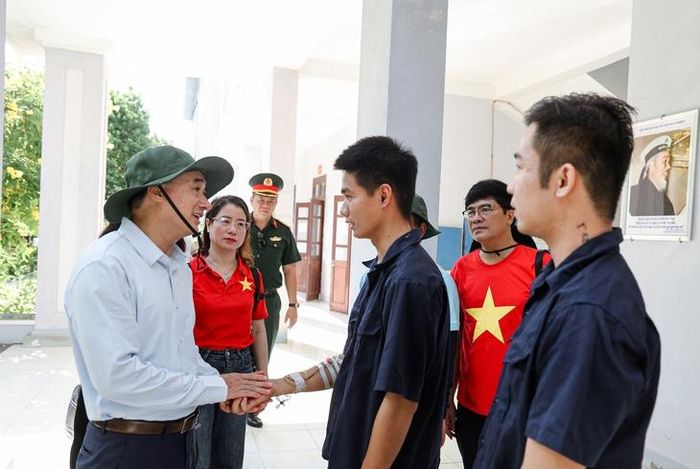 Thứ trưởng Trần Văn Thuấn trò chuyện với bệnh nhân tại Bệnh xá Đảo Nam Yết.
