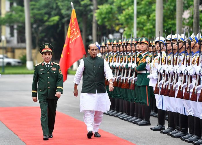 Đại tướng Phan Văn Giang và Bộ trưởng Bộ Quốc phòng Ấn Độ Rajnath Singh duyệt Đội danh dự Quân đội nhân dân Việt Nam. Ảnh: Trọng Hải