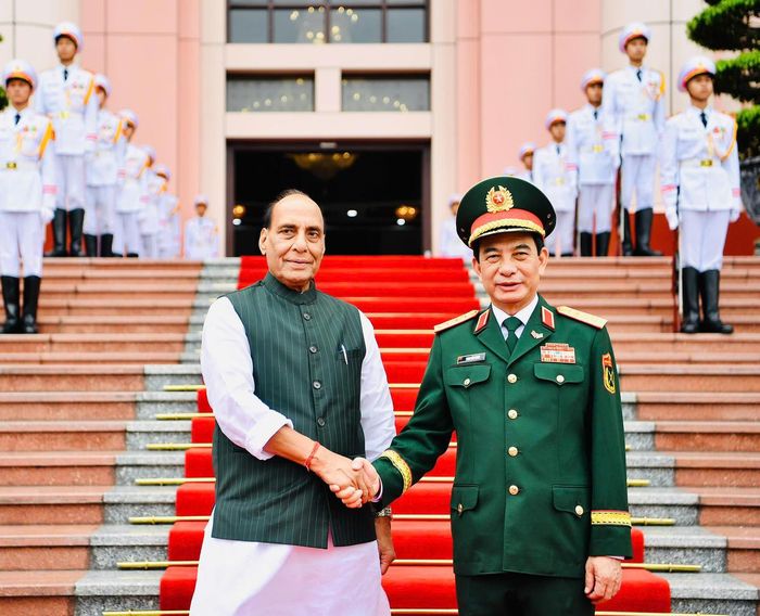 Đại tướng Phan Văn Giang và Bộ trưởng Bộ Quốc phòng Ấn Độ Rajnath Singh. Ảnh: Trọng Hải
