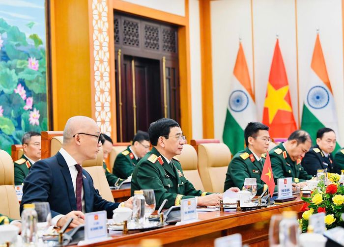 Đại tướng Phan Văn Giang và các thành viên đoàn đại biểu Việt Nam tại hội đàm. 