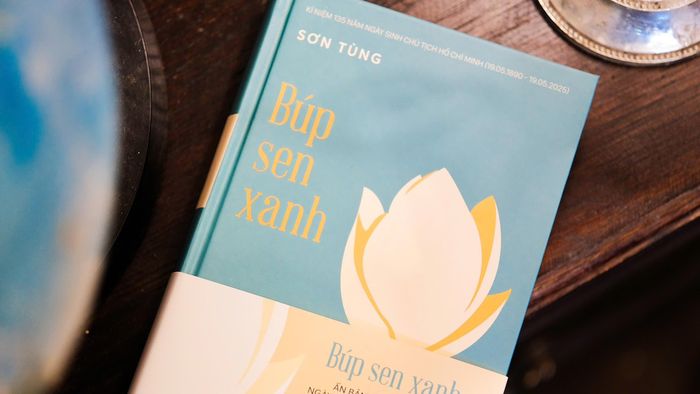  Búp sen xanh của nhà văn Sơn Tùng là một trong những tác phẩm tiêu biểu viết về Chủ tịch Hồ Chí Minh, phù hợp để tìm đọc nhân dịp kỷ niệm ngày sinh của Người. Ra mắt năm 1982, tiểu thuyết lịch sử này tái hiện thời niên thiếu của Nguyễn Sinh Cung - Nguyễn Tất Thành, từ làng Sen, quê hương xứ Nghệ đến thời khắc Người ra đi tìm đường cứu nước. Tác phẩm được viết từ quá trình điền dã, sưu tầm tư liệu bền bỉ của Sơn Tùng, khắc họa chân dung Bác Hồ gần gũi, giàu tình cảm nhưng sớm hình thành ý chí lớn lao với dân tộc. 