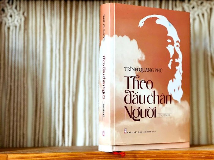  Theo dấu chân Người của nhà văn Trình Quang Phú là truyện ký dày gần 600 trang, tái hiện 30 năm Chủ tịch Hồ Chí Minh bôn ba tìm đường cứu nước, từ ngày rời bến Nhà Rồng năm 1911 đến khi trở về Pác Bó trực tiếp lãnh đạo cách mạng năm 1941. Tác phẩm được viết từ quá trình tác giả tìm đến những nơi Bác từng sống và hoạt động ở nhiều nước như Anh, Pháp, Mỹ, Liên Xô, Trung Quốc để sưu tầm, đối chiếu tư liệu. 
