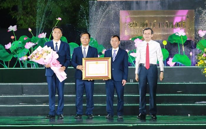 Ủy viên Bộ Chính trị, Giám đốc Học viện Chính trị Quốc gia Hồ Chí Minh Đoàn Minh Huấn trao Huân chương Lao động hạng Nhất tặng Khu di tích Quốc gia đặc biệt Kim Liên