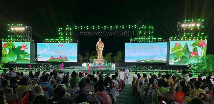 Đông đảo người dân và du khách tham dự lễ khai mạc
