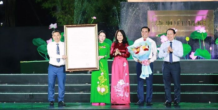 Phó Thủ tướng Lê Tiến Châu và Bộ trưởng Bộ VHTTDL Lâm Thị Phương Thanh trao Quyết định công nhận Khu du lịch quốc gia Kim Liên, tặng hoa chúc mừng lãnh đạo tỉnh Nghệ An