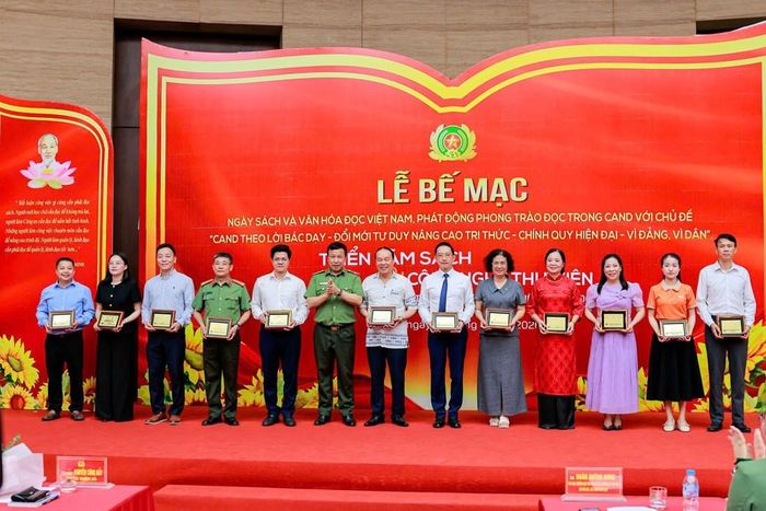 Thiếu tướng, NSND Nguyễn Công Bẩy, Phó Cục trưởng Cục Công tác chính trị trao quà tặng, tri ân cộng tác viên đã đồng hành, lan tỏa, phát triển văn hóa đọc trong CAND