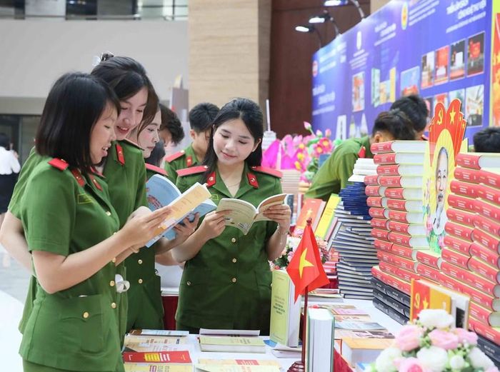 Triển lãm thu hút sự quan tâm của đông đảo chiến sĩ trẻ
