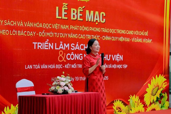 TS. Vũ Dương Thúy Ngà nói chuyện chuyên đề “Đọc và học tập suốt đời theo tấm gương của Bác Hồ”