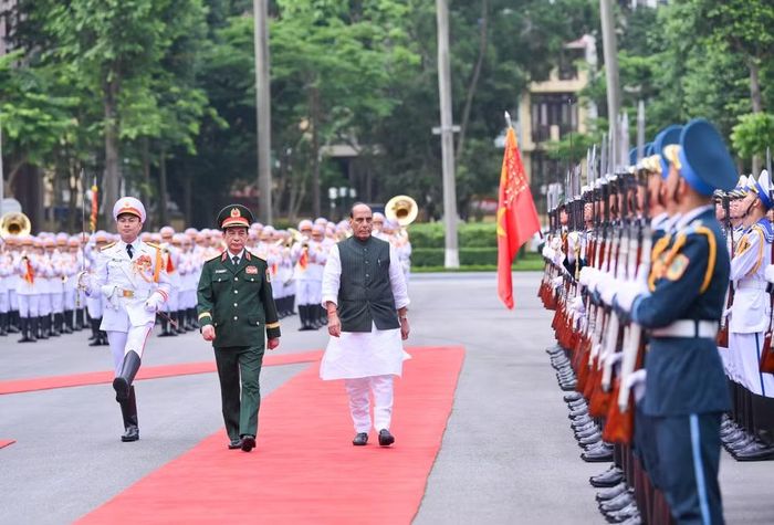 Đại tướng Phan Văn Giang, Ủy viên Bộ Chính trị, Phó Bí thư Quân ủy Trung ương, Phó Thủ tướng Chính phủ, Bộ trưởng Quốc phòng và Bộ trưởng Quốc phòng Ấn Độ Rajnath Singh duyệt đội danh dự.