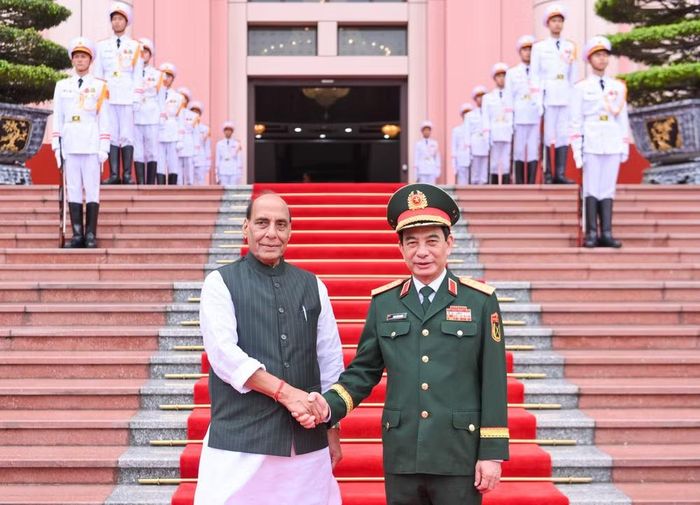 Đại tướng Phan Văn Giang, Ủy viên Bộ Chính trị, Phó Bí thư Quân ủy Trung ương, Phó Thủ tướng Chính phủ, Bộ trưởng Quốc phòng và Bộ trưởng Quốc phòng Ấn Độ Rajnath Singh tại lễ đón.