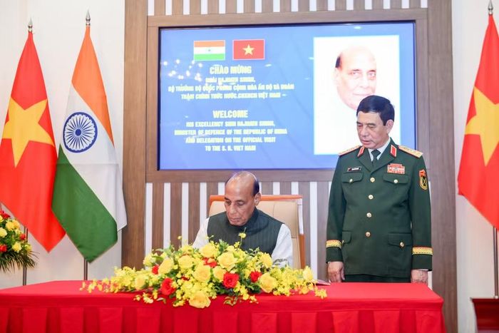 Bộ trưởng Quốc phòng Ấn Độ Rajnath Singh ghi Sổ vàng lưu niệm.