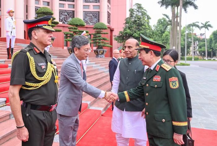 Bộ trưởng Quốc phòng Ấn Độ Rajnath Singh giới thiệu đoàn công tác với Đại tướng Phan Văn Giang.