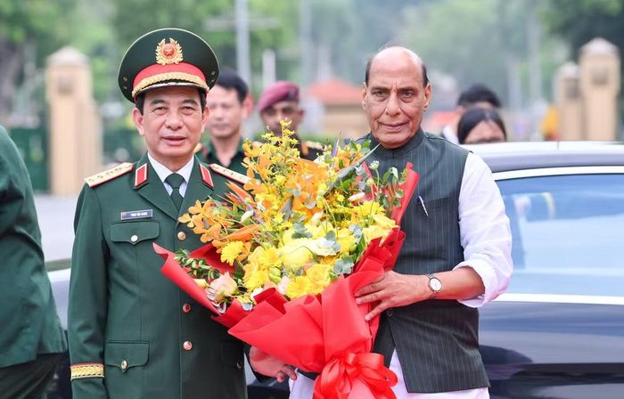 Đại tướng Phan Văn Giang, Ủy viên Bộ Chính trị, Phó Bí thư Quân ủy Trung ương, Phó Thủ tướng Chính phủ, Bộ trưởng Quốc phòng và Bộ trưởng Quốc phòng Ấn Độ Rajnath Singh tại lễ đón.
