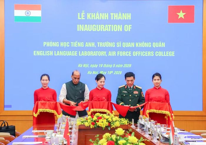Đại tướng Phan Văn Giang, Ủy viên Bộ Chính trị, Phó Bí thư Quân ủy Trung ương, Phó Thủ tướng Chính phủ, Bộ trưởng Quốc phòng và Bộ trưởng Quốc phòng Ấn Độ Rajnath Singh thực hiện nghi thức cắt băng khánh thành Phòng học ngoại ngữ của Trường Sĩ quan Không quân, Quân chủng Phòng không-Không quân.