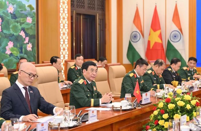 Đại tướng Phan Văn Giang cùng đoàn đại biểu Bộ Quốc phòng Việt Nam tại hội đàm.