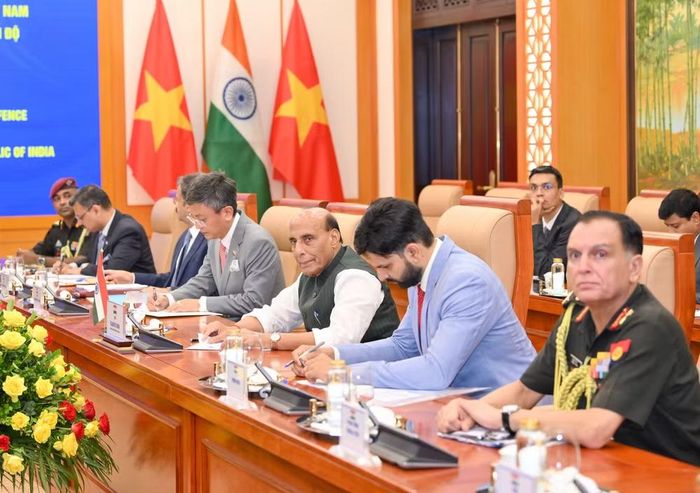 Bộ trưởng Quốc phòng Ấn Độ Rajnath Singh cùng đoàn đại biểu Bộ Quốc phòng Ấn Độ tại hội đàm.