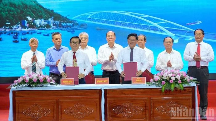 Nhân dịp hội thảo, Ủy ban nhân dân tỉnh Cà Mau và Trường đại học Bà Rịa-Vũng Tàu ký kết chương trình hợp tác về nguồn nhân lực phục vụ phát triển kinh tế biển.