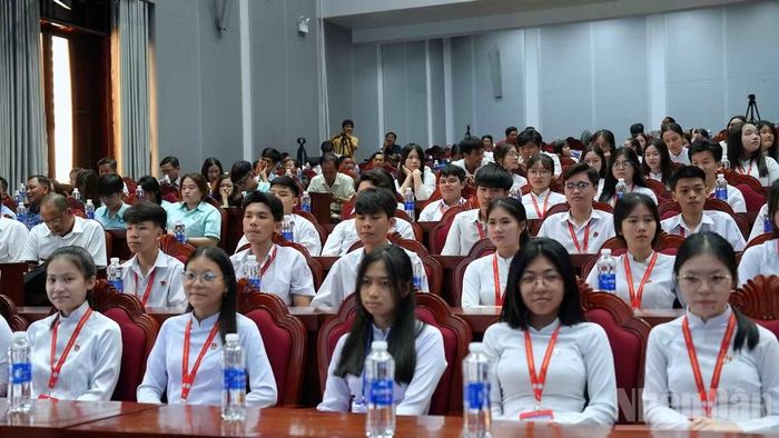 Đông đảo học sinh tham gia hội thảo, cũng là dịp để các em được trang bị thêm kiến thức, tầm quan trọng về biển đảo Việt Nam và Cà Mau, nơi các em đang theo học.