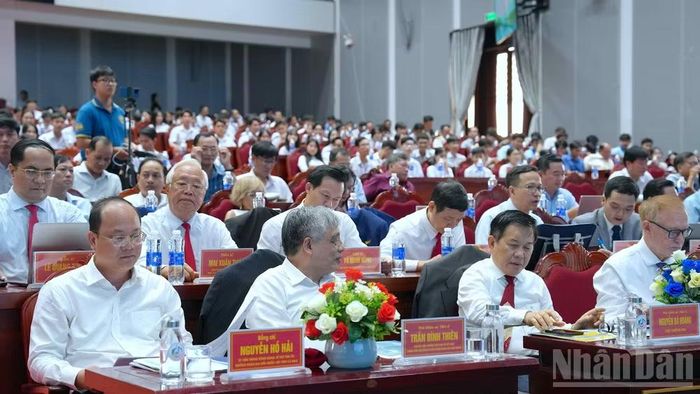 Đồng chí Nguyễn Hồ Hải, Ủy viên Trung ương Đảng, Bí thư Tỉnh ủy Cà Mau (bìa trái, bàn đầu tiên) tham dự tại hội thảo.