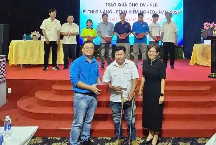 Công ty trách nhiệm hữu hạn Box-Pak Việt Nam trao quà cho đoàn viên, người lao động bị tai nạn lao động nặng và bệnh hiểm nghèo, trong đó có anh Nguyễn Thanh Điền.