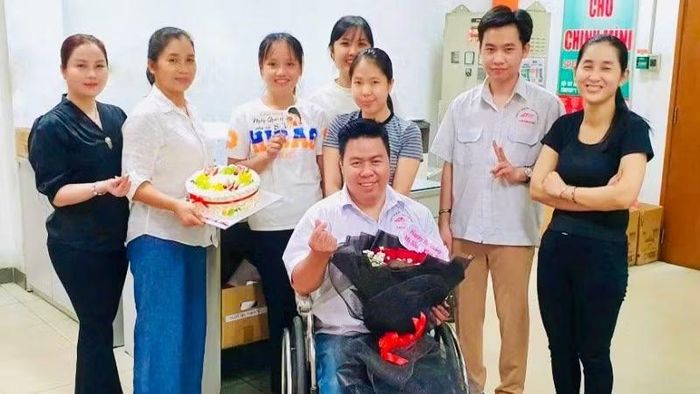 Các bạn cùng công ty tổ chức sinh nhật cho anh Nguyễn Thanh Điền.