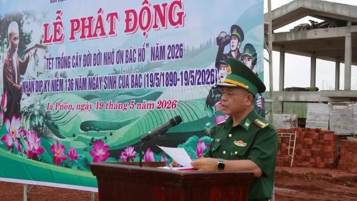 Đại tá Rơ Mah Tuân, Phó Chính ủy Bộ đội Biên phòng Gia Lai phát biểu tại lễ phát động.
