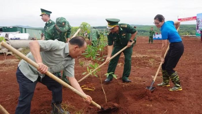 Không khí sôi nổi tại Lễ phát động “Tết trồng cây, đời đời nhớ ơn Bác Hồ” ở xã Ia Pnôn với sự tham gia của đông đảo lực lượng và bà con nhân dân.