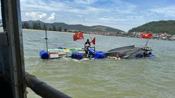 Tàu cá của ngư dân bị sóng đánh chìm.