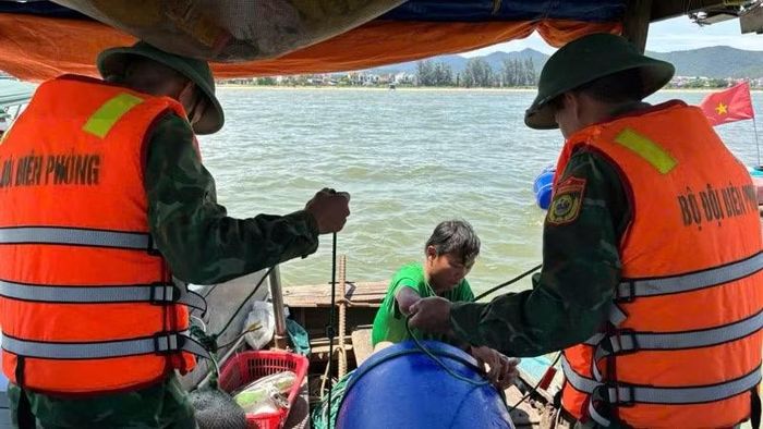 Thuyền viên bị nạn được cán bộ, chiến sĩ Trạm Kiểm soát biên phòng Lạch Cờn, Đồn Biên phòng Quỳnh Phương, Bộ đội Biên phòng tỉnh Nghệ An ứng cứu kịp thời.