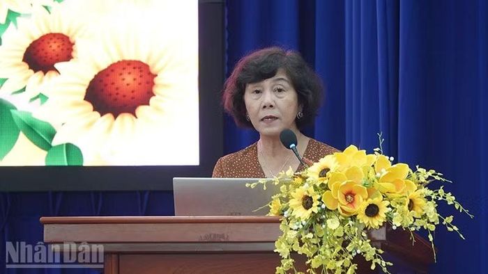 Tiến sĩ Nguyễn Thị Hậu, Tổng thư ký Hội khoa học lịch sử Thành phố Hồ Chí Minh phát biểu tại hội nghị.