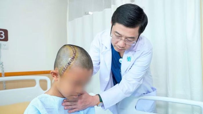 Tiến sĩ, bác sĩ Trương Thanh Tình, Trưởng khoa Ngoại thần kinh thăm khám cho bệnh nhi.