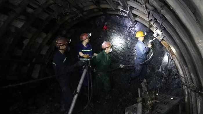 Công nhân Công ty Than Hòn Gai đào lò xây dựng cơ bản tại khu vực mỏ Hà Ráng.