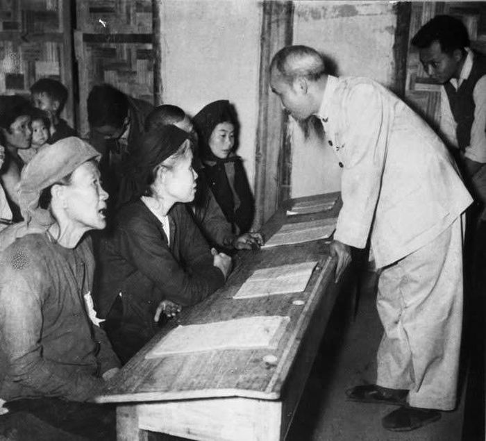 Bác Hồ đến thăm lớp học bổ túc văn hóa trong phong trào “diệt giặc dốt” của phụ nữ lao động khu phố Lương Yên, Hà Nội ngày 27-3-1956. Ảnh: Tư liệu TTXVN