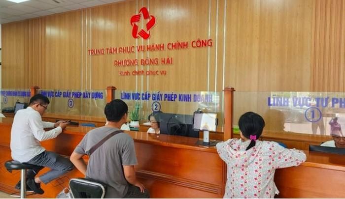 Người dân làm thủ tục hành chính tại Trung tâm phục vụ hành chính công phường Đông Hải, TP Hải Phòng. Ảnh: Trọng Đức