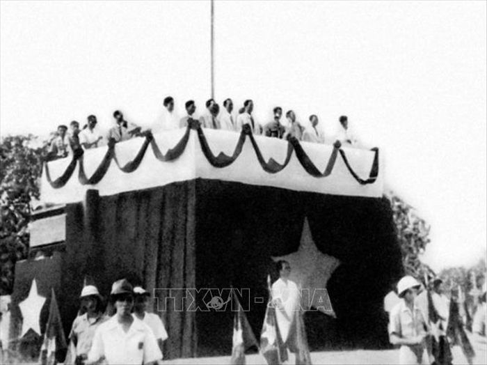 Ngày 2-9-1945, tại Quảng trường Ba Đình (Hà Nội), Chủ tịch Hồ Chí Minh đọc “Tuyên ngôn Độc lập” khai sinh nước Việt Nam Dân chủ Cộng hòa. Ảnh: Tư liệu TTXVN