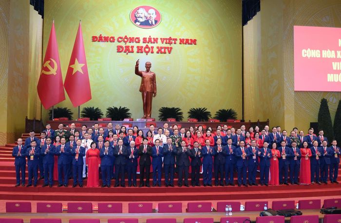 Lãnh đạo Đảng, Nhà nước chụp ảnh lưu niệm với Đoàn đại biểu Đảng bộ TPHCM dự Đại hội Đại biểu toàn quốc lần thứ XIV của Đảng. Ảnh: TTXVN