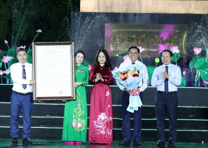 Ông Lê Tiến Châu, Phó Thủ tướng Chính phủ và bà Lâm Thị Phương Thanh, Bộ trưởng Bộ Văn hóa, Thể thao và Du lịch trao Quyết định công nhận Khu du lịch Quốc gia Kim Liên, tỉnh Nghệ An và tặng hoa chúc mừng