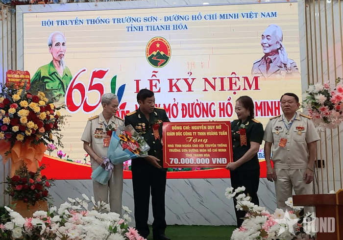 Cựu chiến binh Lê Đức Phán (đứng ngoài cùng, bên trái) tại buổi lễ cựu chiến sĩ Trường Sơn Nguyễn Duy Nở trao tặng Quỹ “Nghĩa tình đồng đội” cho Hội Truyền thống Trường Sơn - Đường Hồ Chí Minh tỉnh Thanh Hóa.