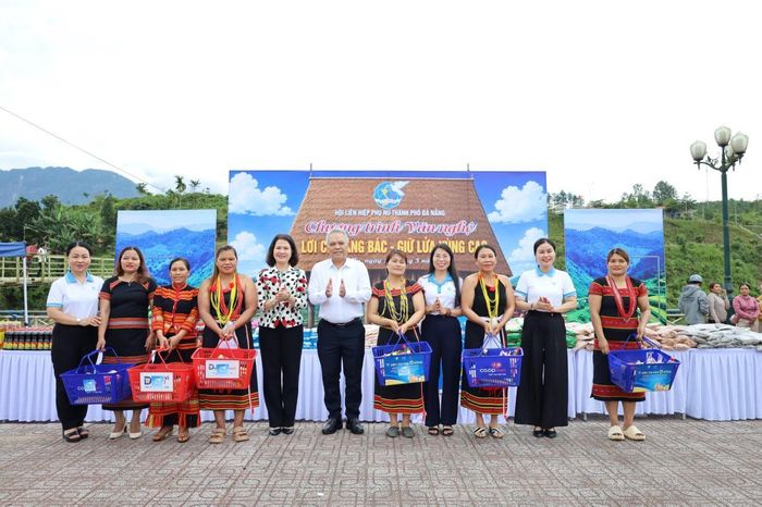 Tổ chức “Minimart 0 đồng” hỗ trợ hội viên phụ nữ khó khăn.