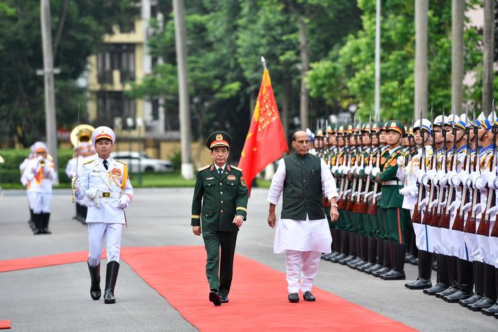  Đại tướng Phan Văn Giang và Bộ trưởng Rajnath Singh duyệt đội danh dự Quân đội nhân dân Việt Nam tại lễ đón. Ảnh: VIẾT CHUNG 