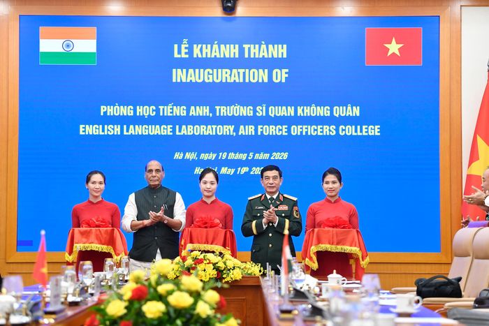  Đại tướng Phan Văn Giang và Bộ trưởng Rajnath Singh cắt băng khánh thành “Phòng học ngoại ngữ” của Trường sĩ quan Không quân khi kết thúc hội đàm. Ảnh: VIẾT CHUNG 