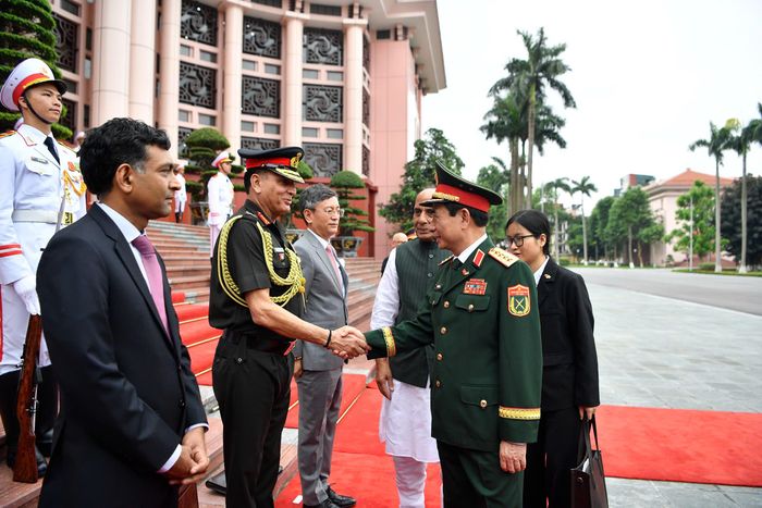  Đại tướng Phan Văn Giang chào các đại biểu đoàn Bộ Quốc phòng Ấn Độ tại lễ đón. Ảnh: VIẾT CHUNG 