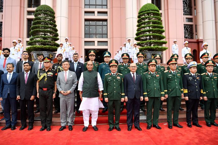  Đại tướng Phan Văn Giang và Bộ trưởng Rajnath Singh, cùng các đại biểu hai bên tại lễ đón. Ảnh: VIẾT CHUNG 