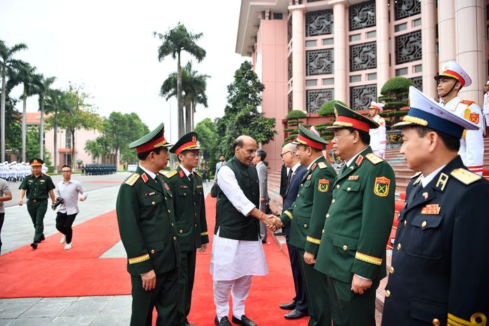  Bộ trưởng Rajnath Singh chào các đại biểu Bộ Quốc phòng Việt Nam tại lễ đón. Ảnh: VIẾT CHUNG 