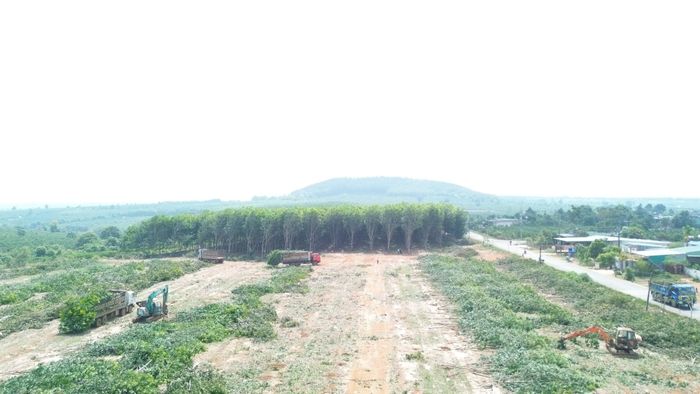  Vị trí xây dựng khu tái định cư ở xã Ia Băng nằm ngay trục đường chính. Ảnh: HỮU PHÚC 