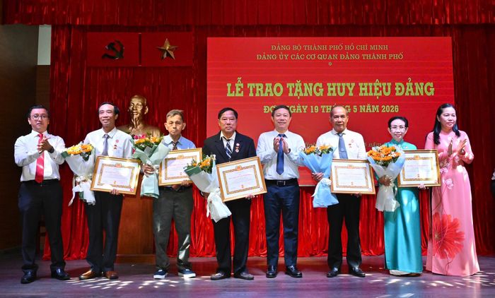 Đồng chí Dương Anh Đức, đồng chí Tạ Quốc Trung và đồng chí Lê Thị Hồng Nga trao tặng Huy hiệu Đảng. Ảnh: VIỆT DŨNG